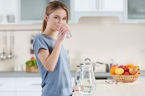 Pití čisté vody na pitné dietě