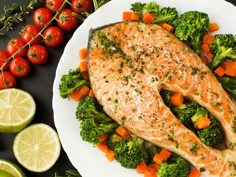 Pečená ryba se zeleninou je skvělou možností oběda při hubnutí