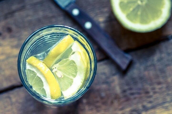 voda s citronem na hubnutí